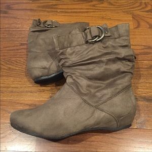 ✨LIKE NEW✨Short Gray Slouch Boots w/ Accent Buckle